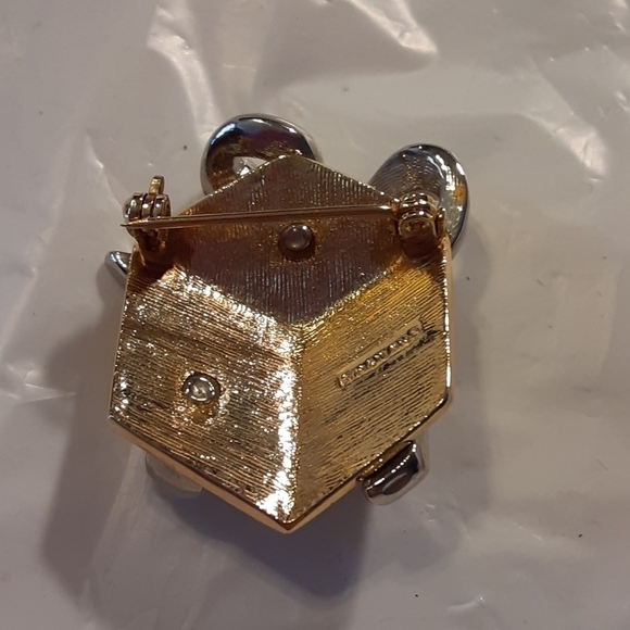 Gift Box with Rhinestone Bow Brooch - Picture 3 of 4